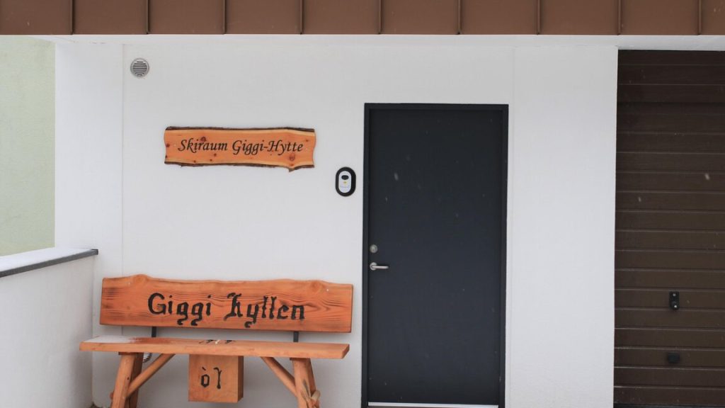 Front entrance and wooden Giggi Hytten sign in Sölden